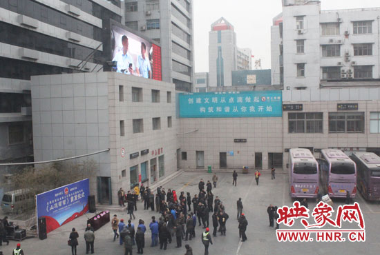 大巴車內均在播放著這部以農民工討薪為題材的微電影。