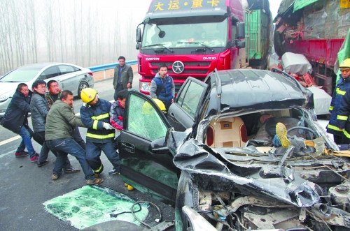 現(xiàn)場慘不忍睹，眾人合力施救。