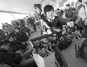 由于媽媽生病，盧文成只得中途放棄騎行改乘火車趕回老家。