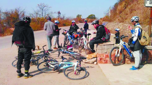 1月21日，他們路過(guò)湖南中路鋪鎮(zhèn)，在路邊短暫休息。