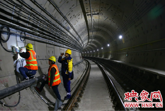 設(shè)施設(shè)備部通號室信號專業(yè)工程師正帶領(lǐng)著同事們進(jìn)行軌道信號轉(zhuǎn)轍機零件更換。