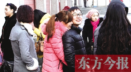 在鄭州市二七區(qū)婚姻登記處，新人們?cè)陂T外排長(zhǎng)隊(duì)