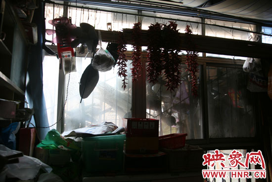 受影響的住戶將自己的窗戶遮擋起來，以防被加蓋樓層住戶看到自家