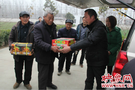 鄭春光的父親鄭慶兵和女兒鄭元元帶著他未完成的夢想來到了鄭集鄉(xiāng)敬老院，看望慰問居住在這里的五保老人。