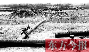 鄭州首座垃圾沼氣電廠并網(wǎng)發(fā)電，集氣管一端連接垃圾山深處，一端連接電廠集氣裝置