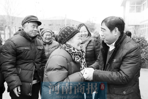 商丘市義工聯(lián)會(huì)長(zhǎng)李東亮到敬老院看望老人