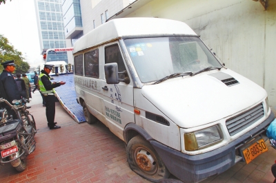 近600車位萬(wàn)人搶 河南省人民醫(yī)院面臨停車難