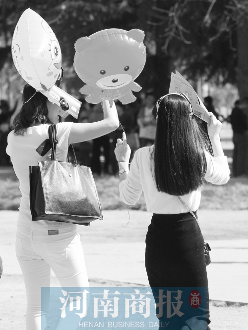 昨天高溫，有人穿上了短袖 記者 鄧萬里/攝