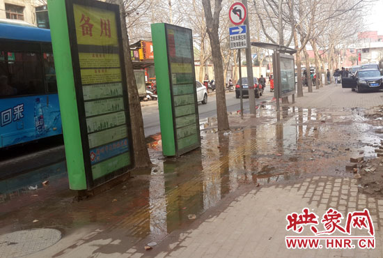 公交車(chē)站處臭氣沖天污水橫流，行人幾乎無(wú)法在此等車(chē)