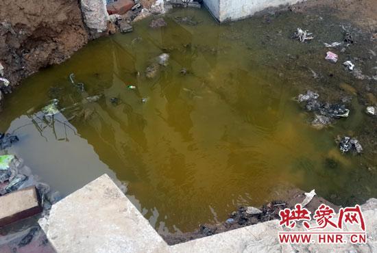 \路旁有一個(gè)水坑，污水不停在往外冒