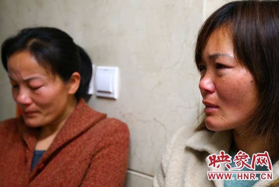 提及現(xiàn)狀，柴小快的女兒不住流淚。