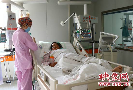 4月4日上午，仍舊躺在重癥監(jiān)護(hù)室里的柴小快正在接受治療。