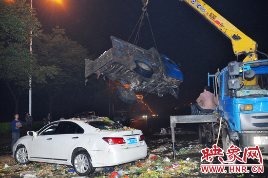 1點(diǎn)40許，兩輛車先后被吊起并拖離現(xiàn)場(chǎng)，停車場(chǎng)的幾位員工將路面清掃干凈，隨后該路段恢復(fù)通行。