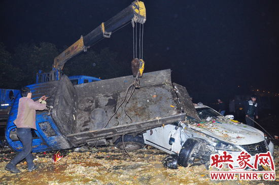 滿滿的一車泔水和垃圾傾瀉而下，鋪撒在路面和凌志車上，數(shù)十米遠(yuǎn)都能聞到泔水的惡臭。