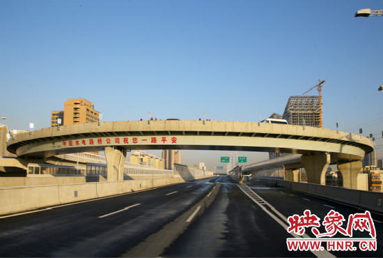 右側(cè)車(chē)道為北三環(huán)快速路文化路出口輔道。