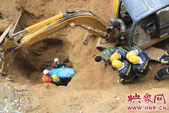 14點10分，經(jīng)過4個多小時的救援，消防官兵發(fā)現(xiàn)被埋男子，現(xiàn)在正從6米多深的塔吊塌方處抬出。