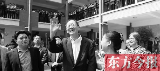 4月23日上午，崔琦偕夫人參觀寶豐一高