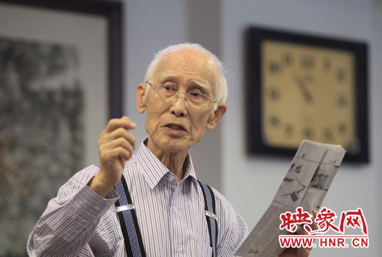 余光中現(xiàn)場朗誦新詩《招魂》。