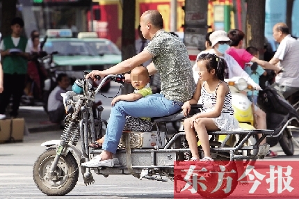 這樣帶著孩子，一個剎車，孩子就有可能摔下車