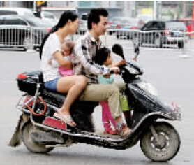 帶著孩子騎電動車，安全一定要放在第一位。