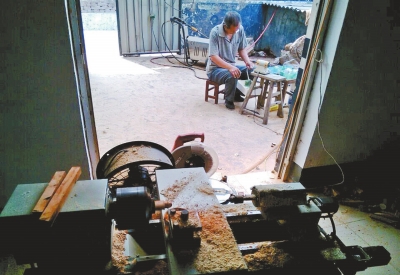 前邊是加工珠子的小車床,后邊正在拋光珠子。