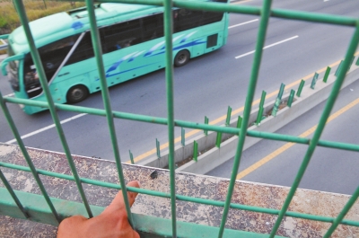 事發(fā)現(xiàn)場(chǎng)的橋梁護(hù)欄上,還留有疑似肇事瀝青塊的碎片。