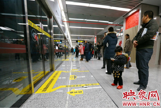 小朋友在等候區(qū)內(nèi)等待地鐵。