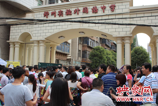 考試快結(jié)束時(shí)，陪考的家長(zhǎng)涌入學(xué)校接孩子。