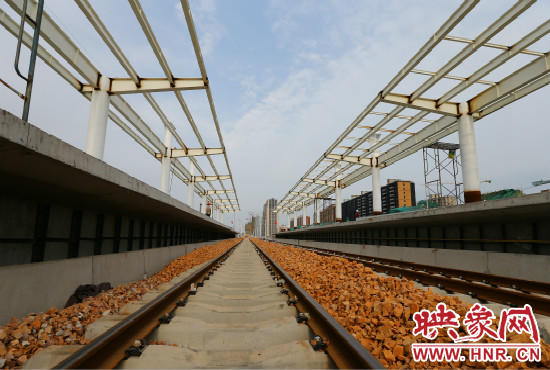 筆直的軌道等待著即將通車的幸福時(shí)刻。