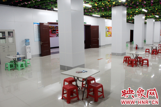 為了給市民納涼避暑創(chuàng)造舒適的環(huán)境，今年鄭州市人防辦加大了投入，對(duì)納涼點(diǎn)進(jìn)行了升級(jí)改造