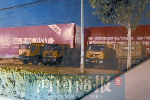 昨夜，記者發(fā)現(xiàn)一些工地外，渣土車們正在“休息”記者 鄧萬里/攝