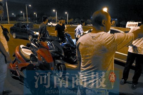 一小時(shí)內(nèi)，民警就扣了12輛摩托車、電動(dòng)車