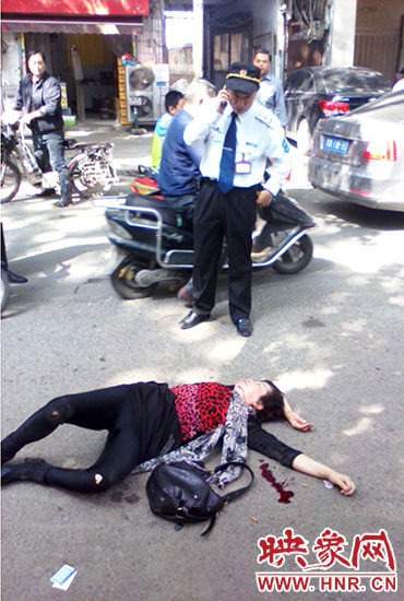 一名老年人當(dāng)場昏迷。