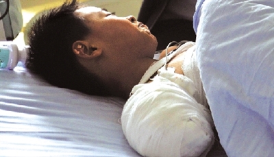 被黑熊咬掉右胳膊后，他忍著痛沒哭；術后躺在病床上，他沒哭。