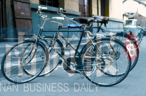自行車是那時最時髦的交通工具，路邊清一色是“飛鴿牌”