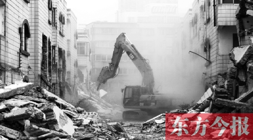 昨日，鄭州市棗莊社區(qū)拆遷現(xiàn)場，揚塵漫天，附近居民叫苦不迭