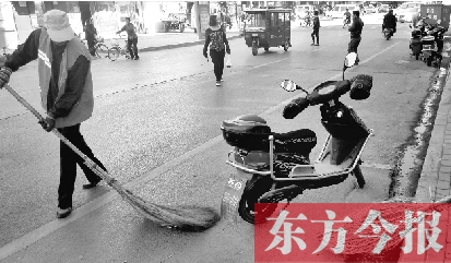 昨日，鄭州市中州大道上，穿梭于車流中上崗的環(huán)衛(wèi)工