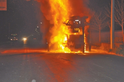 火勢(shì)異常兇猛,消防官兵都無(wú)法靠近。