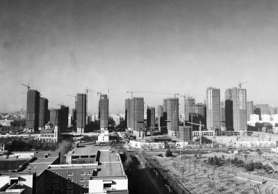 在鄭州市同一地點拍攝的照片，下為1月1日晴朗天氣，上為1月5日霧霾天氣。（拼接圖片）