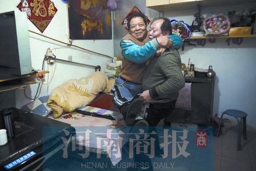 2015年1月15日，老鄰居抱起180斤重的高新海去坐三輪車，準(zhǔn)備出去轉(zhuǎn)轉(zhuǎn)