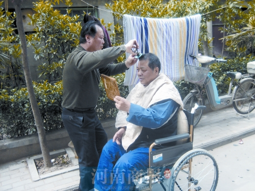 2011年8月18日，老鄰居給高新海剪發(fā)