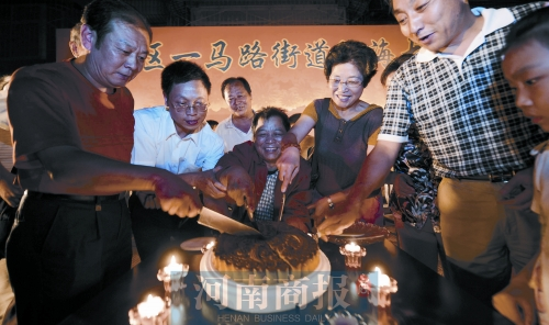 2008年9月14日，老鄰居們?yōu)楦咝潞Ｅe辦中秋賞月會(huì) 井勇/供圖