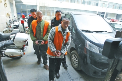 倆刑釋男子，冒充“富二代”，微信搜附近的人，專搶出入娛樂(lè)場(chǎng)所女性