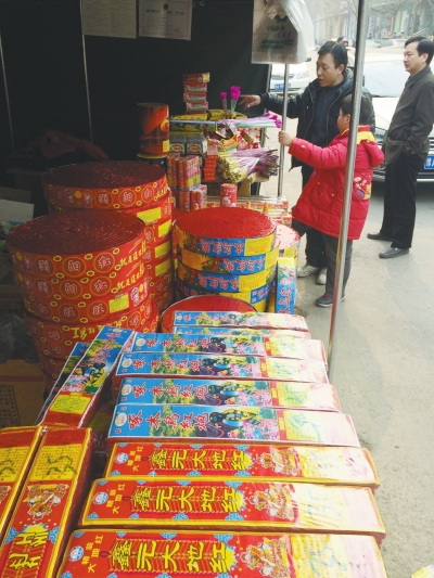 一家鞭炮攤兒前，只有少數(shù)人駐足購買。