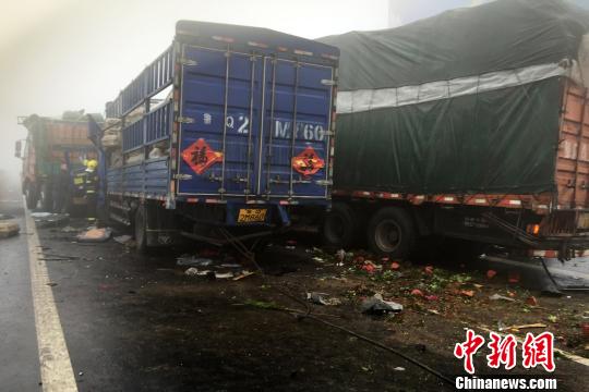 圖為21日，蘭南高速河南段車禍事故現(xiàn)場一片狼藉?！」啤z