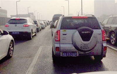 早高峰隴海高架橋從秦嶺路開(kāi)始，一直向東都已經(jīng)堵成停車場(chǎng)了。 直播369 圖