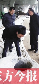 出事后，窨井僅被蓋上了一層布