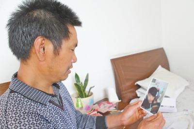 46歲的山村農(nóng)民祁振崗在失去兒子的同時，又陷入了“沒錢帶兒子回家”的揪心之痛中。