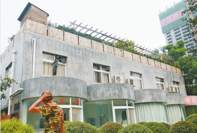 一樓是公廁，綠化后的樓頂開了個(gè)露天燒烤攤