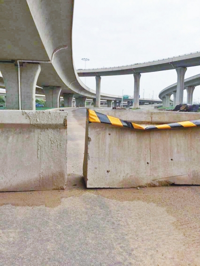  京廣快速路北延地面道路北三環(huán)入口處，一排石墩擋道，不讓入內(nèi)。